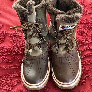 Pajar snow boots. Never worn. In excellent condition